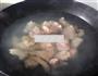 鸡肉炖蘑菇的做法图解2