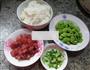 香肠蚕豆炒饭的做法图解1