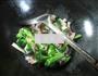 咸肉千张炒西兰花的做法图解5