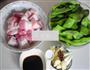 五花肉焖油豆角的做法图解1