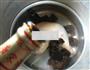 黑木耳羊尾笋鸡腿汤的做法图解3