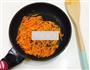 胡萝卜丝蛋饼的做法图解2