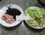 黑木耳咸肉炒圆白菜的做法图解1