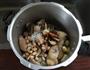 香菇花生猪蹄的做法图解7