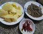 鲜虾烧土豆的做法图解1