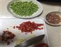 小米辣肉丁炒豌豆的做法图解1