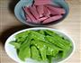 香肠荷兰豆的做法图解2
