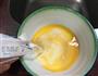 牛奶蒸蛋的做法图解2