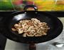 口蘑蒜苔炒肉的做法图解7