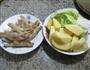 鸡爪白菜焖土豆的做法图解1