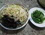 大蒜黑木耳炒黄豆芽的做法图解1