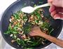 三彩韭菜炒肉丝的做法图解12