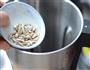 葵花籽黑豆浆的做法图解2