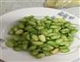 莴笋叶炒蚕豆的做法图解1
