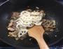木耳藕片炒肉的做法图解3