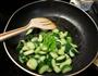 黄瓜炒蛋的做法图解2
