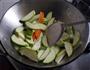 金枪鱼炒云南小瓜的做法图解2