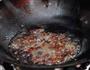 回锅肉炒胡萝卜的做法图解3
