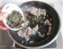 肉末雪菜炒蚕豆米的做法图解5