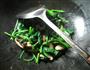 香菇炒菠菜的做法图解7