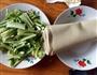 豆腐皮炒芹菜的做法图解1
