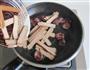 青蒜腊肠炒鸡蛋干的做法图解3
