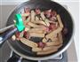 青蒜腊肠炒鸡蛋干的做法图解4