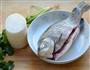 萝卜丝鲫鱼汤的做法图解1