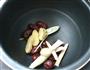 黄芪炖鸡汤的做法图解4