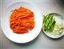 胡萝卜炒豆芽的做法图解1