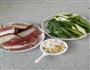 蒜苗炒腊肉的做法图解1