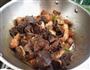 榛蘑炖肉的做法图解8