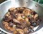 榛蘑炖肉的做法图解9