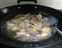 香菇栗子炖鸡的做法图解2