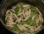清炒芹菜白果蟹味菇的做法图解3