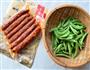 麻辣肠炒甜豆的做法图解1