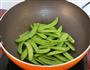 荷兰豆炒腊肠的做法图解4