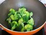 西兰花炒腊肠的做法图解4