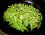 芹菜炒粉条的做法图解2