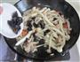 双菇木耳炒肉片的做法图解7
