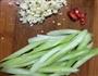 腐竹炒西芹的做法图解2