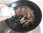 韭菜木耳炒鸡蛋干的做法图解2