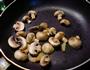 木耳香炒蛋的做法图解2