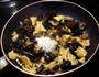木耳香炒蛋的做法图解5