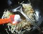 榨菜丝炒绿豆芽的做法图解4