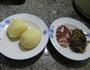 梅干菜咸肉煮土豆的做法图解1