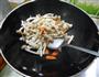 蟹味菇炒鸡蛋的做法图解6
