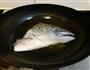 盐煎三文鱼头的做法图解3