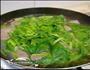 牛肉丸菠菜汤的做法图解2