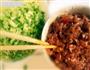 芹菜碎炒牛肉末的做法图解2